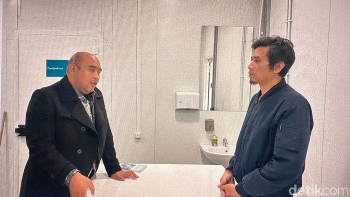 Korfungsi Protkon KBRI Moskow Mohammad Fattah menjenguk Rahmad Kurniawan Abadi di rumah detensi (dok KBRI Moskow)