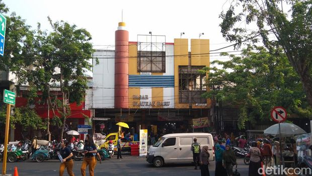 Kulineran ke Pasar Blauran Salah satu tempat wisata kuliner di Surabaya yakni Pasar Blauran. Jika kulineran ke Pasar Blauran dengan membawa Rp 50 Ribu, dapat apa saja ya Rek?