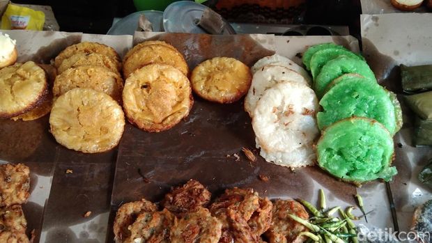 Salah satu tempat wisata kuliner di Surabaya yakni Pasar Blauran. Jika kulineran ke Pasar Blauran dengan membawa Rp 50 Ribu, dapat apa saja ya Rek?