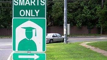 Duh! cuma boleh dilewati sama orang pintar nih. (Foto: Internet)