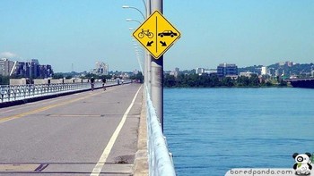 Mungkin di negara ini mobilnya sudah bisa dioperasikan di atas air. (Foto: Boredpanda)