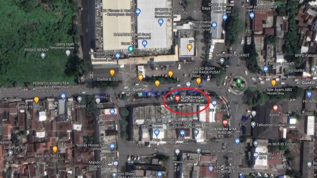 Lokasi baliho dengan pocong di atasnya