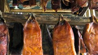 Islandia memiliki makanan khas yang terbuat dari daging ikan hiu yang difermentasi bernama hakarl. Ketika dihirup kamu akan merasakan sensasi bau amonia yang menusuk hidung. Foto: Sports Keeda