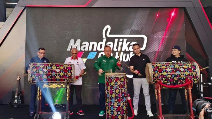 Mandalika GP Hub Semarakkan Gelaran MotoGP Direktur Operasi ITDC Troy Reza Warokka (kanan), Vice President (VP) Corporate Communication Pertamina Fadjar Djoko Santoso (2 kanan), Direktur Utama MGPA Priandi Satria (kedua kiri), Deputy Waketum (WKU) Olahraga Sepeda Motor Ikatan Motor Indonesia (IMI) Eddy Saputra (kiri) terlihat saat pembukaan Mandalika GP Hub di Jakarta, Sabtu (9/9/2023).