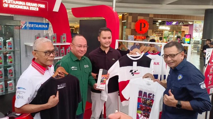 Mandalika GP Hub Semarakkan Gelaran MotoGP Direktur Operasi ITDC Troy Reza Warokka (kanan), Vice President (VP) Corporate Communication Pertamina Fadjar Djoko Santoso (2 kanan), Direktur Utama MGPA Priandi Satria (kedua kiri), Deputy Waketum (WKU) Olahraga Sepeda Motor Ikatan Motor Indonesia (IMI) Eddy Saputra (kiri) terlihat saat pembukaan Mandalika GP Hub di Jakarta, Sabtu (9/9/2023).