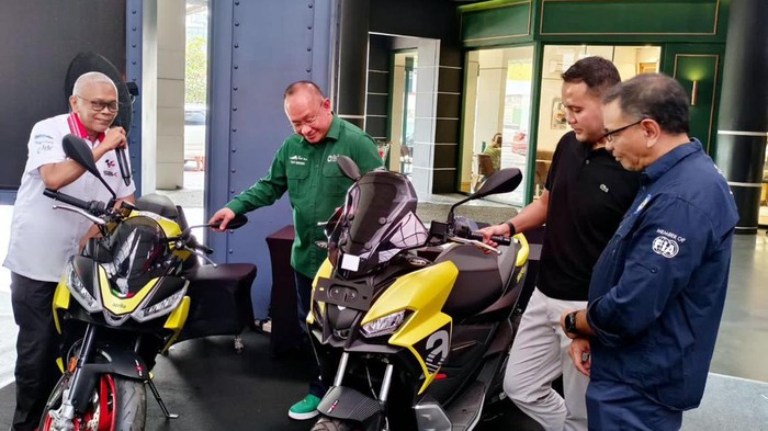 Mandalika GP Hub Semarakkan Gelaran MotoGP Direktur Operasi ITDC Troy Reza Warokka (kanan), Vice President (VP) Corporate Communication Pertamina Fadjar Djoko Santoso (2 kanan), Direktur Utama MGPA Priandi Satria (kedua kiri), Deputy Waketum (WKU) Olahraga Sepeda Motor Ikatan Motor Indonesia (IMI) Eddy Saputra (kiri) terlihat saat pembukaan Mandalika GP Hub di Jakarta, Sabtu (9/9/2023).