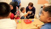 Adelina Holmes selaku Principal of Sampoerna Academy Pakuwon Indah Campus memandu para anak-anak dalam kegiatan HELP THE BOBS MAKE A TENT! Dalam kegiatan tersebut setiap anak akan bekerja sama menyusun es loli untuk membuat tenda bagi Cory dan Coby, karena mereka harus bermalam di seberang sungai yang diadaptasi dari buku cerita anak.
