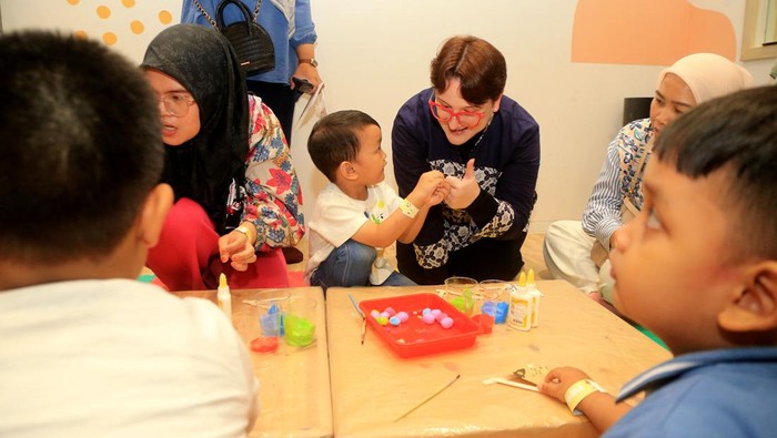 Membentuk Karakter Anak Melalui Buku Cerita Adelina Holmes selaku Principal of Sampoerna Academy Pakuwon Indah Campus memandu para anak-anak dalam kegiatan HELP THE BOBS MAKE A TENT! Dalam kegiatan tersebut setiap anak akan bekerja sama menyusun es loli untuk membuat tenda bagi Cory dan Coby, karena mereka harus bermalam di seberang sungai yang diadaptasi dari buku cerita anak.