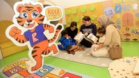 Adelina Holmes selaku Principal of Sampoerna Academy Pakuwon Indah Campus membacakan cerita dari salah satu buku ‘Behaviour Buddies Series’ kepada anak-anak dan orang tua di acara Literacy Festival 2023, Sampoerna Academy - Community Session yang berkolaborasi dengan Buumi Playscape di Jakarta 9 September 2023