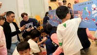 Adelina Holmes selaku Principal of Sampoerna Academy Pakuwon Indah Campus memandu para anak-anak dalam kegiatan “ALL AROUND THE WORLD”. Dalam kegiatan ini Anak-anak akan dibagi menjadi dua kelompok dan menaruh gambar makanan dari berbagai negara di peta. Dengan mata tertutup, mereka harus mendengarkan navigasi temannya. Kegiatan ini meningkatkan keterampilan sosial dan kolaboratif anak-anak.