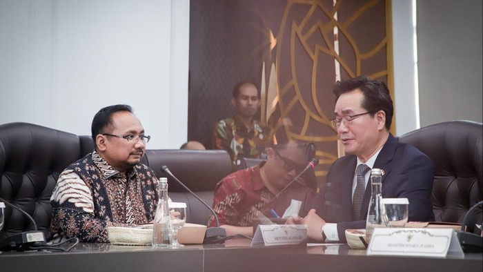 Menag saat menjamu Menteri Pertanian, Pedesaan, dan Pangan Korea Selatan Chung Hwangeun dalam pertemuan bilateral di Kantor Pusat Kementerian Agama, Jl. Lapangan Banteng, Jakarta Pusat.