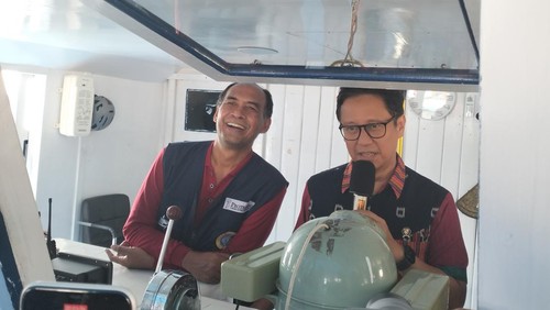 Menteri Kesehatan Budi Gunadi Sadikin didampingi Direktur RSTKA Agus Hariyanto saat meluncurkan Permenkes tentang Rumah Sakit Kapal di Labuan Bajo, Sabtu (9/9/2023). (Foto: Ambrosius Ardin/detikBali)