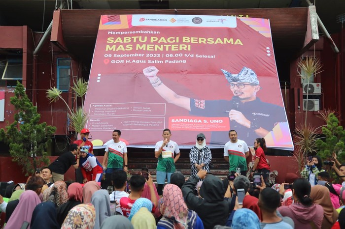 Menteri Pariwisata dan Ekonomi Kreatif RI (Menparekraf) Sandiaga Salahuddin Uno bersinergi bersama Sandination turun langsung merespons jeritan masyarakat dengan membuka Bazar Sembako Murah.