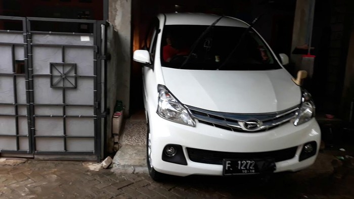 Mobil Avanza lawas parkir di garasi rumah.