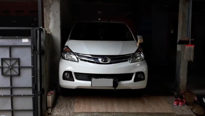 Mobil Avanza lawas parkir di garasi rumah.