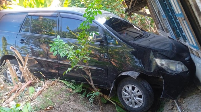mobil pelat merah kecelakaan di Bojonegoro