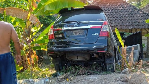 mobil pelat merah kecelakaan di Bojonegoro