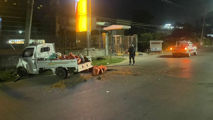 Mobil pikap menyeruduk tiang listrik di Jalan Metro Tanjung Bunga, Makassar. Dokumen Istimewa