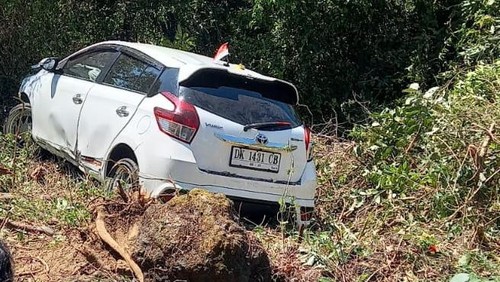 Mobil Yaris  yang dikendarai oleh Perbekel Datah I Gede Subrata nyaris terjun ke jurang di wilayah Banjar Kedampal, Desa Datah, Karangasem, Bali, Sabtu (9/9/2023). (Foto: Sekdes Datah Made Sukeyasa)