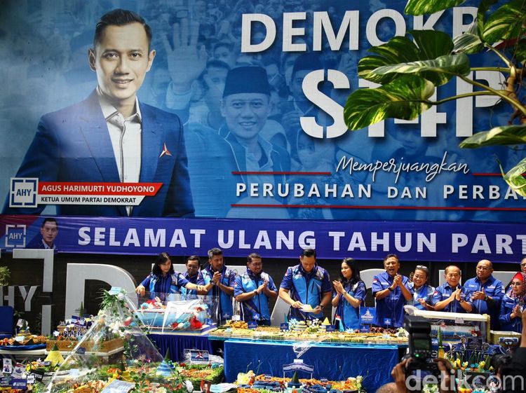 Momen AHY Potong Tumpeng HUT ke-22 Partai Demokrat