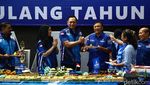 Momen AHY Potong Tumpeng HUT ke-22 Partai Demokrat