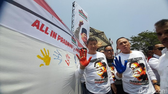 Momen Hasyim Djojohadikusumo dan Dewan Penasehat DPP Prabowo Mania 08, Mochamad Iriawan atau Iwan Bule saat membubuhkan cap lima jari pada acara deklarasi dan pelantikan Prabowo Mania 08 Sumedang di Alun-alun Sumedang