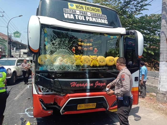 motor tabrak bus di Jombang