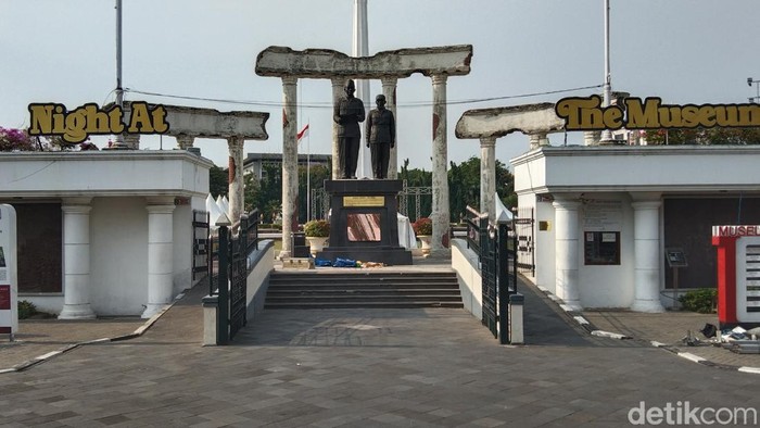 Museum Sepuluh Nopember adalah salah satu wisata yang menarik untuk dikunjungi di Surabaya. Meski demikian