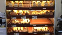  Dessert tradisional yang ditawarkan dari European Bakery and Cafe terdiri dari aneka pastry dan roti seperti ini. Semuanya bisa diambil langsung dari etalase. Foto: onlyinyourstate.com