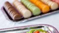 Selain cake, ada juga pilihan macarons, fruits tarts, stroberi berlapis cokelat, dan masih banyak lagi dessert enak lainnya. Foto: onlyinyourstate.com