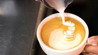 Makan dessert manis pun paling cocok ditemani dengan secangkir kopi. Tenang saja, bakery ini juga menawarkan beberapa racikan kopi. Foto: onlyinyourstate.com