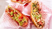 Selain makanan manis, European Bakery and Cafe juga menawarkan hidangan gurih, seperti hot dog hingga chicken salad.  Foto: onlyinyourstate.com
