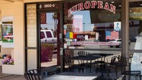 European Bakery and Cafe di Glendale, Arizona, Amerika Serikat ini termasuk legendaris. Selama 20 tahun, bakery ini menawarkan pastry tradisional Eropa dan dessert internasional. Foto: onlyinyourstate.com
