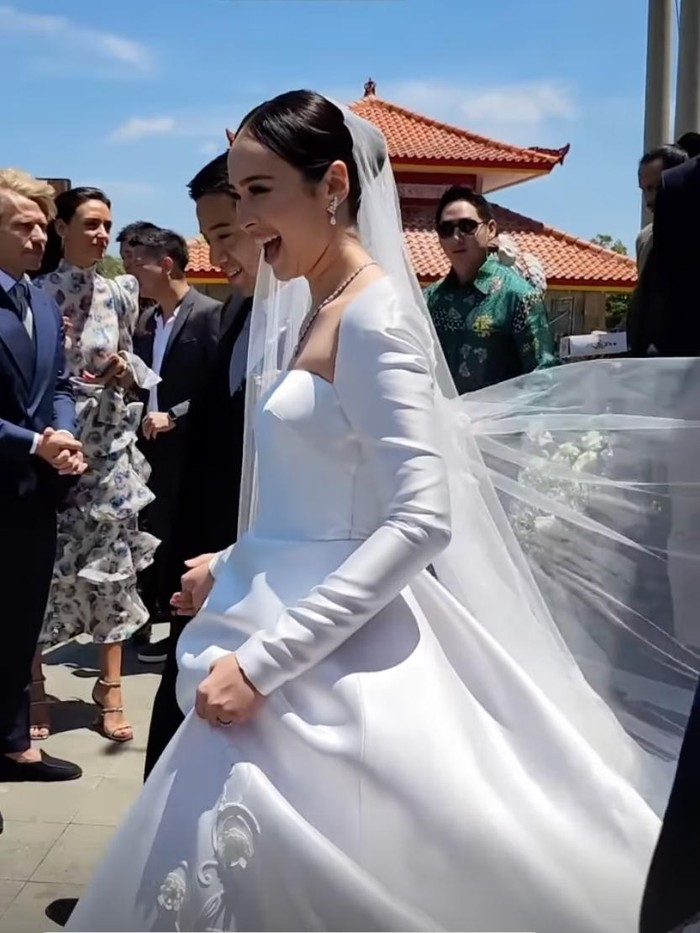 Pamela Bowie Pamela Bowie menikah dengan Armand Gunawan.