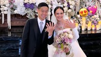 Keduanya tersenyum memamerkan cincin nikah yang sudah melingkar di jari manis tangan kanan mereka. Foto: dok. Instagram Story Pamela Bowie