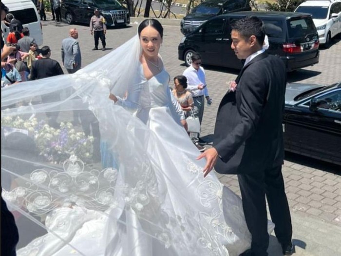 Pamela Bowie Pamela Bowie menikah dengan Armand Gunawan.