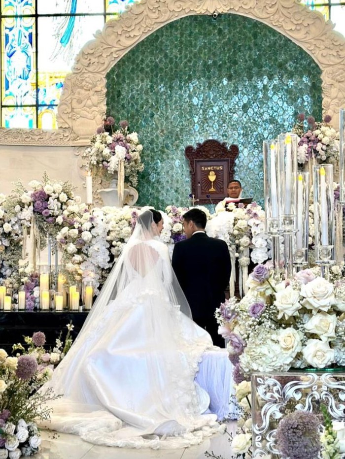 Pamela Bowie Pamela Bowie menikah dengan Armand Gunawan.