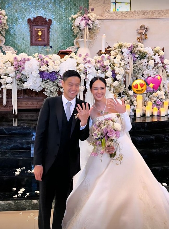 Acara pemberkatan berlangsung sakral dan intimate dengan hanya dihadiri keluarga dan sahabat. Foto: Instagram/@pammybowie