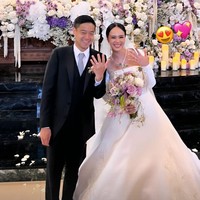 Acara pemberkatan berlangsung sakral dan intimate dengan hanya dihadiri keluarga dan sahabat. Foto: Instagram/@pammybowie