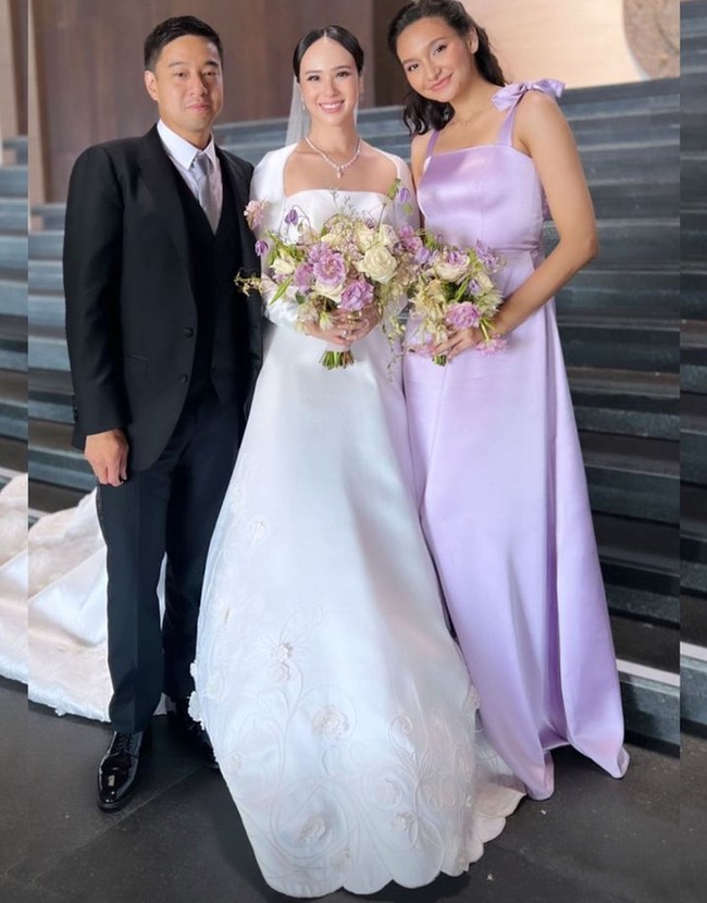 Mempelai pria, Armand, yang menjabat sebagai direktur di perusahaan air minum, mengenakan setelan tuksedo hitam dengan dasi abu-abu. Foto: Instagram/@pammybowie