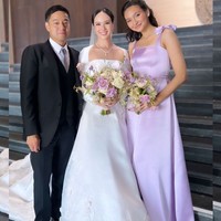 Mempelai pria, Armand, yang menjabat sebagai direktur di perusahaan air minum, mengenakan setelan tuksedo hitam dengan dasi abu-abu. Foto: Instagram/@pammybowie