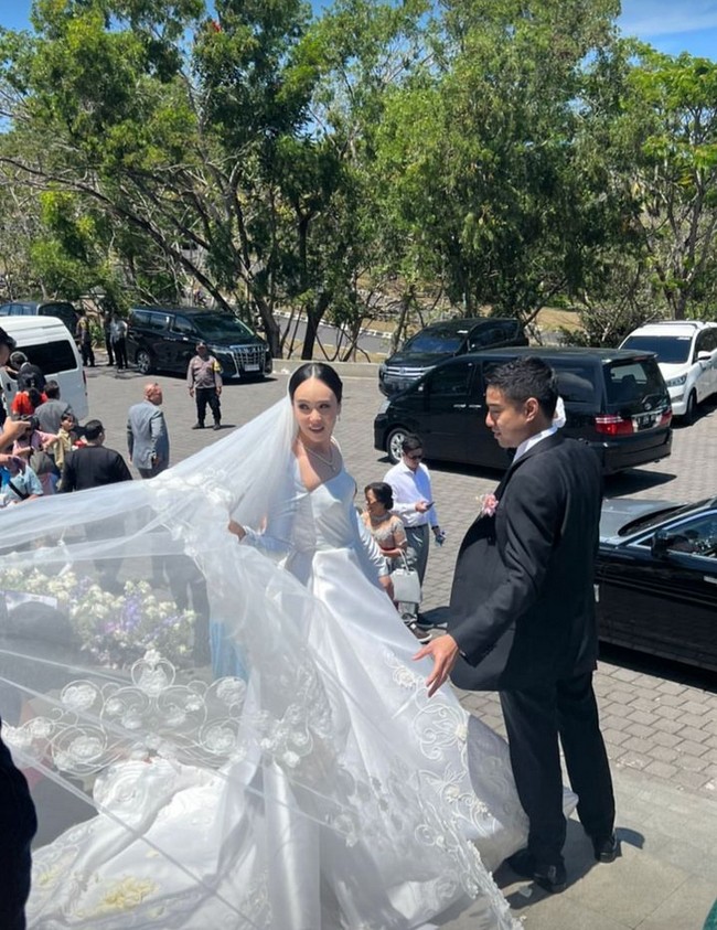 Ditambah veil panjang menyentuh lantai, membuat penampilannya terlihat megah dan dramatis. Foto: Instagram/@pammybowie