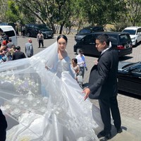 Ditambah veil panjang menyentuh lantai, membuat penampilannya terlihat megah dan dramatis. Foto: Instagram/@pammybowie