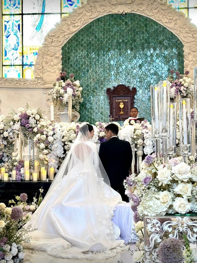 Gaun makin atraktif dengan detail cut-out pada bagian punggung. Foto: Instagram/@pammybowie