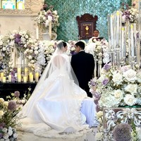 Gaun makin atraktif dengan detail cut-out pada bagian punggung. Foto: Instagram/@pammybowie