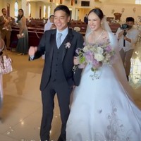 Aktris Pamela Bowie memilih gaun pengantin klasik berpotongan A-line dengan garis leher square. Foto: Instagram/@pammybowie