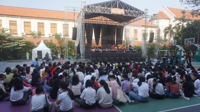 Ketua III Yayasan Satya Bhakti, yayasan yang menaungi Sekolah Santa Ursula, Sr. Moekti K. Gondosasmito OSU(kiri), Ketua Panitia Pentas Seni 165 Tahun Sekolah Santa Ursula, Bambang Purwita (tengah) dan Ketua Alumni Santa Ursula Inge Setiawati (kiri) berbincang saat Santa Ursula Open Campus di Jakarta, Sabtu (9/9/2023).
