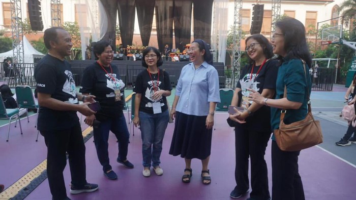 Ketua III Yayasan Satya Bhakti, yayasan yang menaungi Sekolah Santa Ursula, Sr. Moekti K. Gondosasmito OSU(kiri), Ketua Panitia Pentas Seni 165 Tahun Sekolah Santa Ursula, Bambang Purwita (tengah) dan Ketua Alumni Santa Ursula Inge Setiawati (kiri) berbincang saat Santa Ursula Open Campus di Jakarta, Sabtu (9/9/2023).