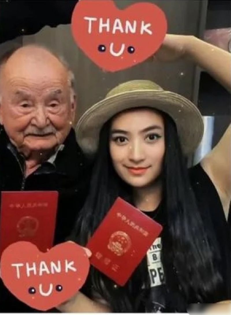 Pasangan kakek dan wanita muda naik Ferrari Pasangan kakek dan wanita muda naik Ferrari