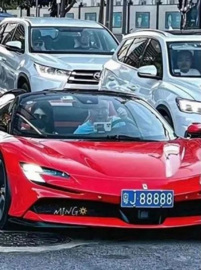 Pasangan kakek dan wanita muda naik Ferrari